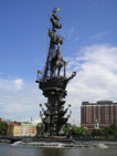 Один из памятников созданных Церетелли - Пётр Великий, напоминающий Колумба, установлен посередине Москвы реки напротив Крымской набережной